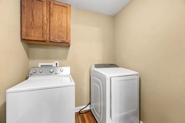 Building Photo - Move-In Ready Cottage on 1.36 Acres with L...