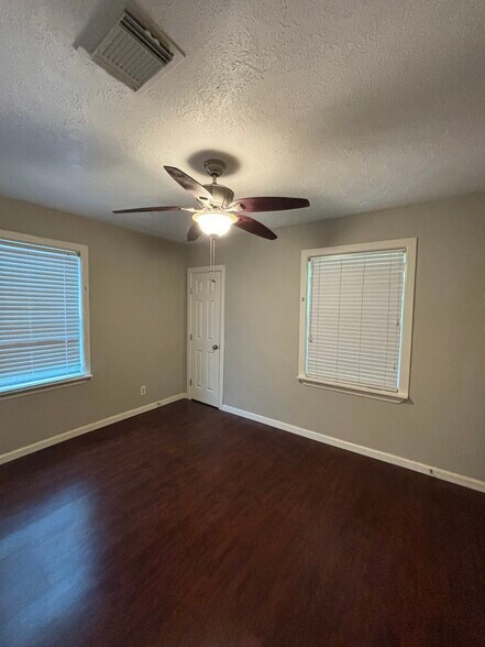 Building Photo - 2421 Pecan St