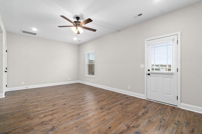 Building Photo - Pet Friendly Three Bedroom!