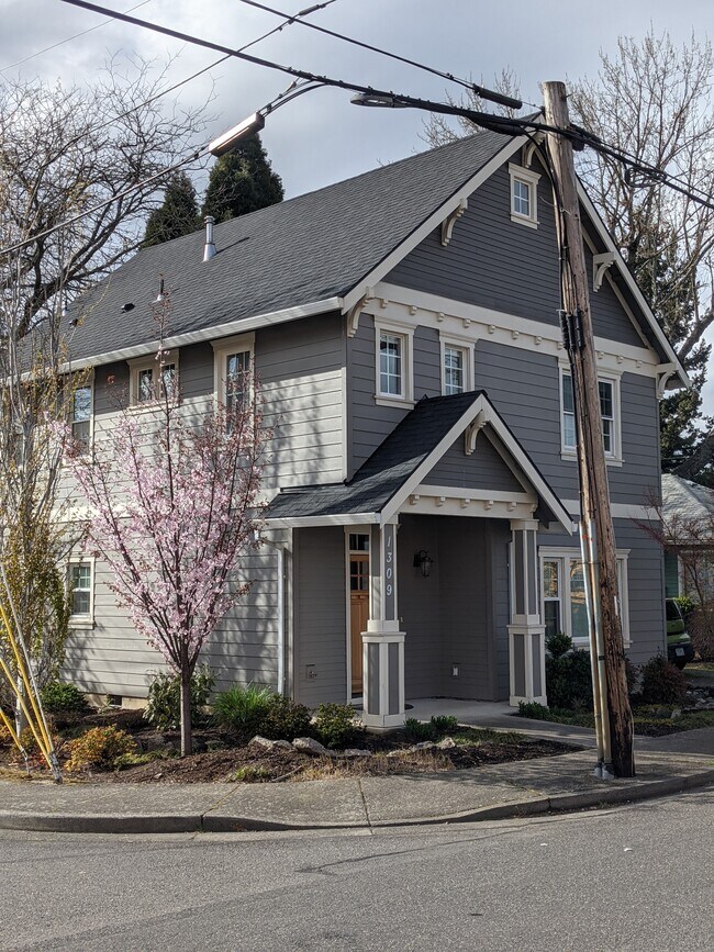 Primary Photo - 1309 N Main Ave