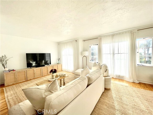 Building Photo - 976 S Coast Hwy