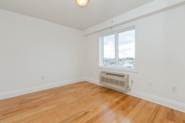 Building Photo - 125 43rd St