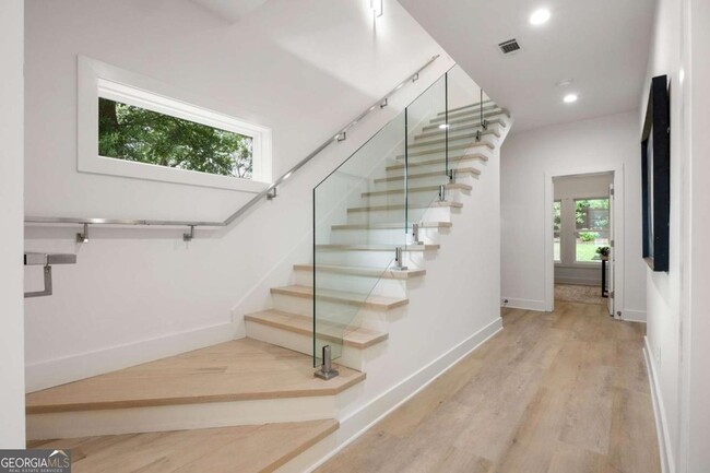 Building Photo - 24 Hutchinson St NE