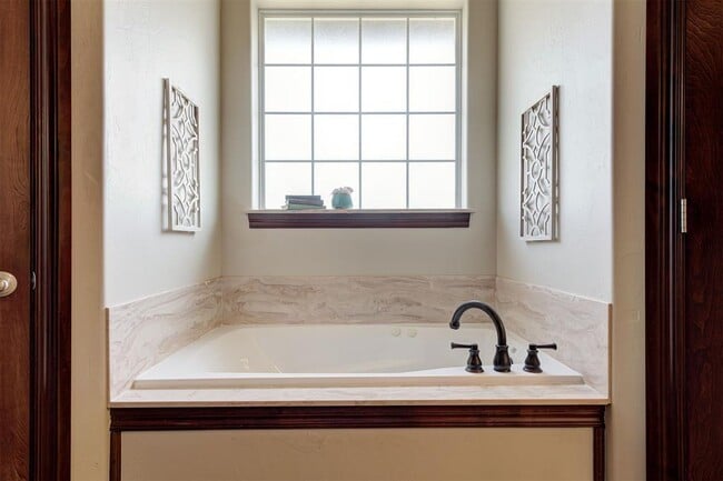 Building Photo - 1920 Fairway Dr