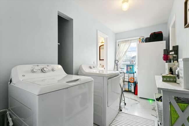 Building Photo - 18 S Greenfield Ave