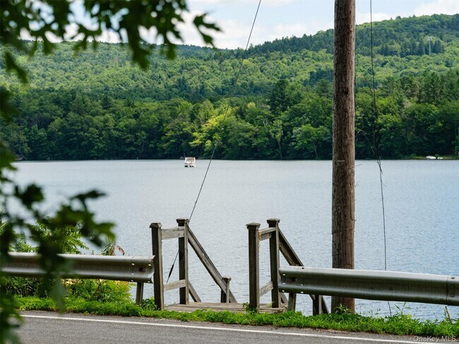 Building Photo - 121 Queechy Lake Dr