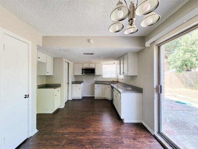 Building Photo - 18402 Tall Cypress Dr