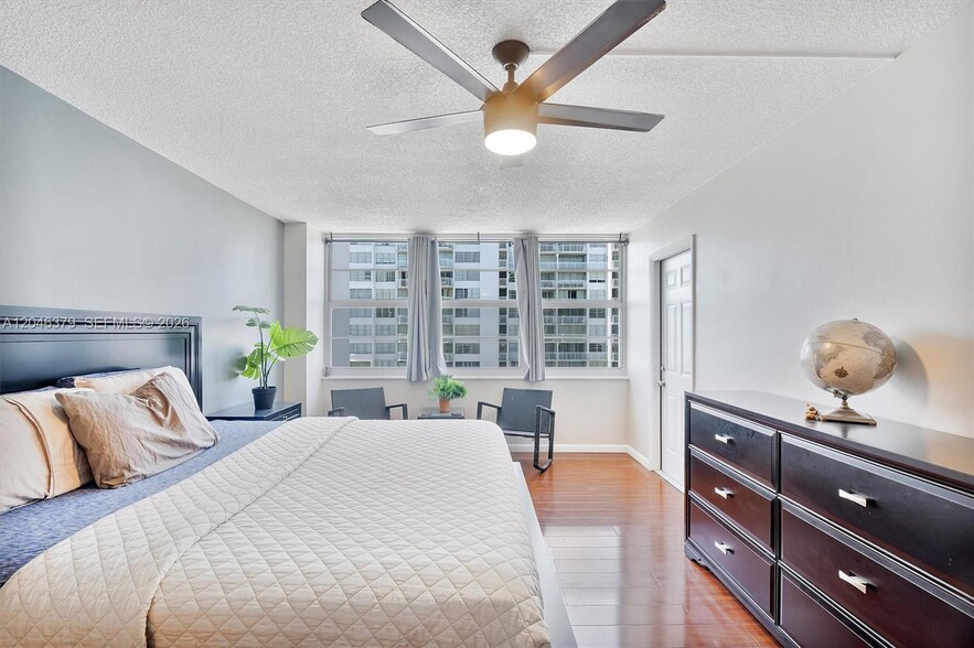 Building Photo - 18031 Biscayne Blvd