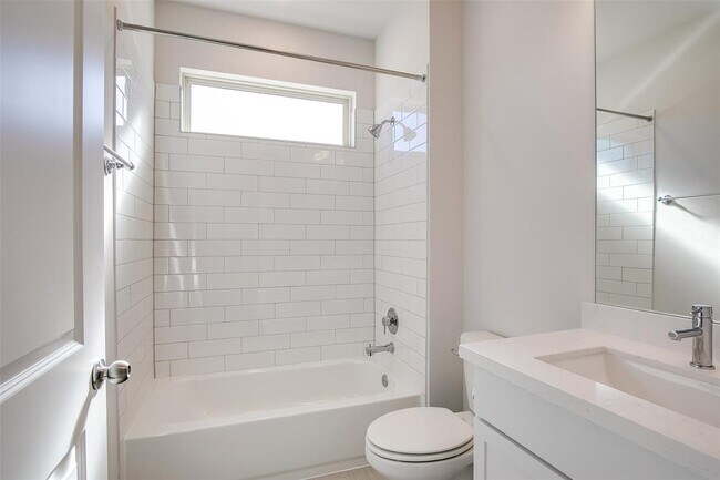 Building Photo - 2900 Miletto Dr