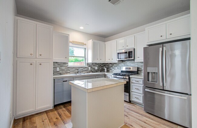 Building Photo - 624 E 39th St