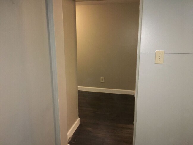 Building Photo - AVAILABLE SEPTEMBER 1st - 1 Bed 1 Bath Efficiency Apt across from Portland Square Park