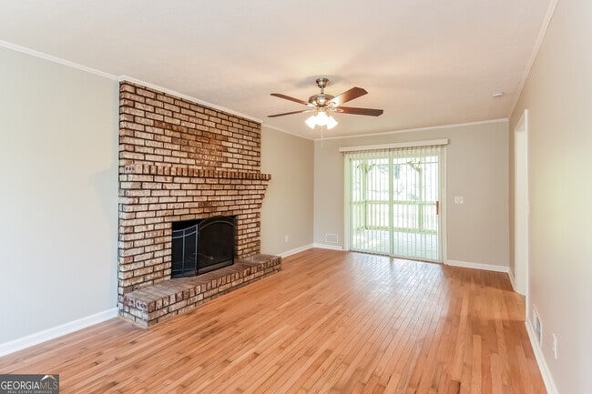 Building Photo - 5613 Woodland Dr