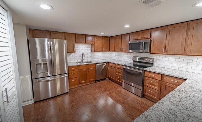 Building Photo - Knoxville 37920 - 3 bedroom, 3 bath home i...