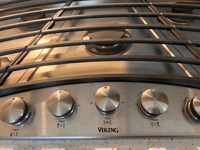 Building Photo - 5615 Oso Ave