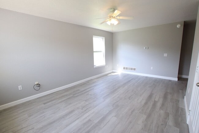 Building Photo - Fresh Duplex Living
