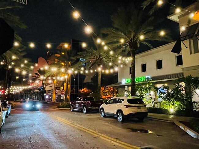 Building Photo - 400 N Riverside Dr