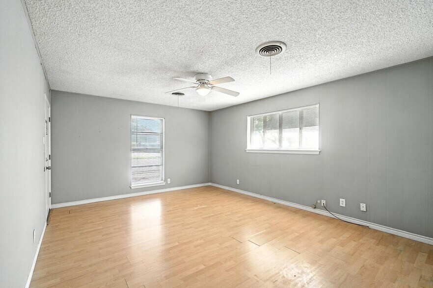 Building Photo - 3347 S 27th St