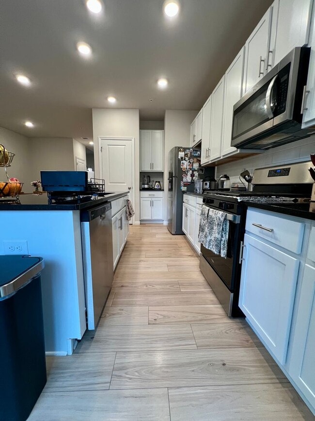 Building Photo - Luxurious 3-Bedroom Townhome in Norristown! Available mid-July!