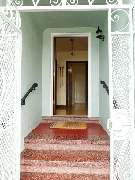 Front Entrance and Foyer - 2919 23rd Ave