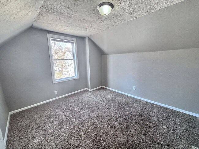 Building Photo - Spacious 3 Bed Home with Enclosed Porch & Detached Garage