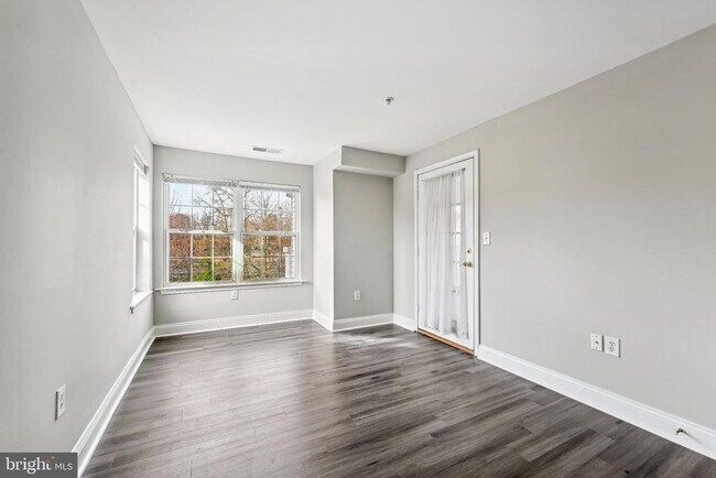 Building Photo - 6520 Lake Park Dr