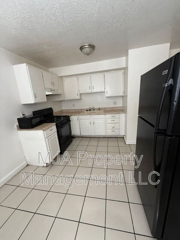 Building Photo - 2517 S Lakecrest St