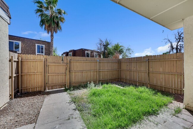 Building Photo - 3-1