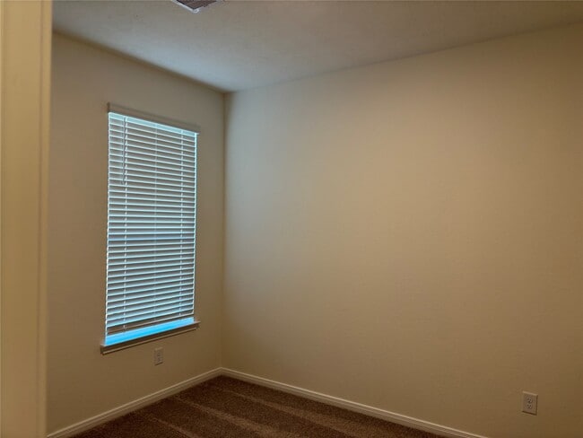 Building Photo - 4872 Sun Fls Dr