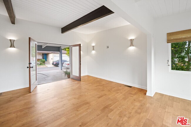 Building Photo - 1042 Olancha Dr