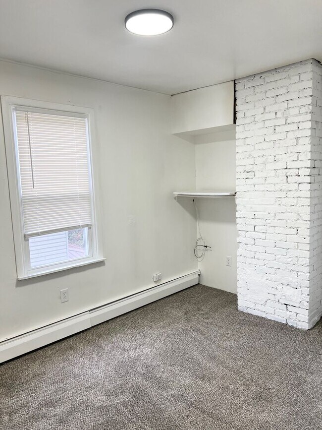 Building Photo - Spacious 3 bed, 2.5 bath Single Family home in Carrick- New Flooring and Paint, Available Immedia...