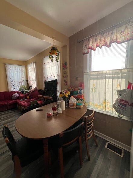 Building Photo - 193 Chatham St