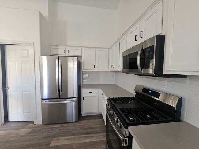 Building Photo - 4 Bedroom 2 Bath