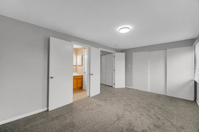 Building Photo - 451 Yorkshire Sq