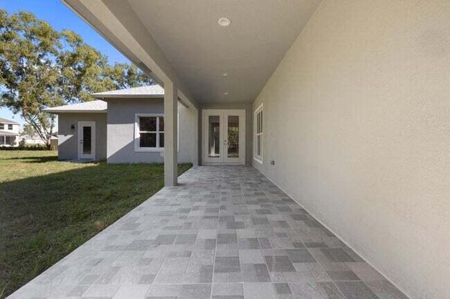 Building Photo - 419 SW Namoit Pl