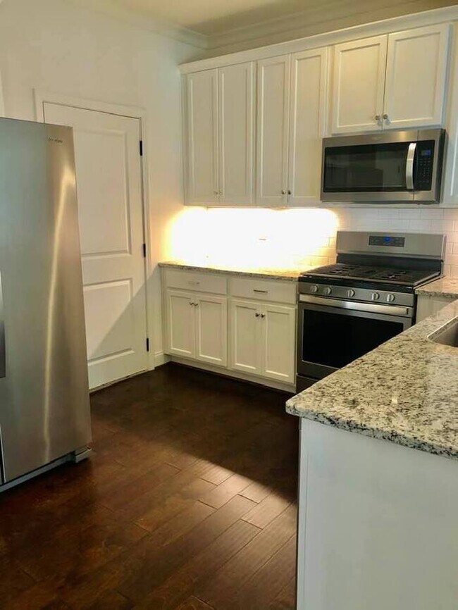 Building Photo - 4 bedroom in gated community w/fenced yard!