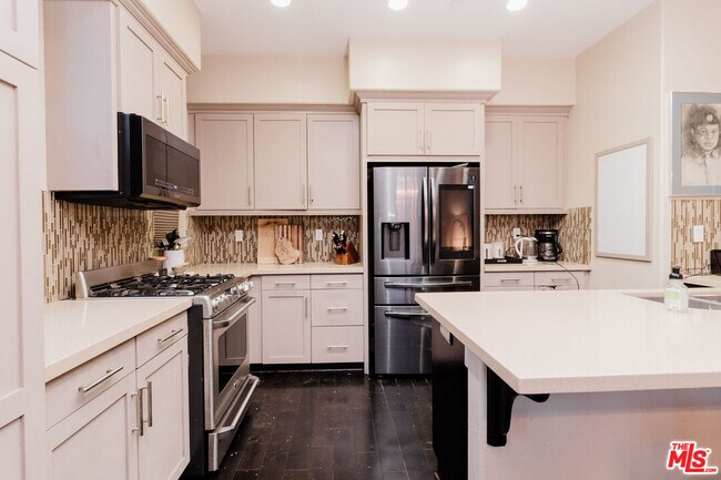 Building Photo - 1245 Wilcox Ave