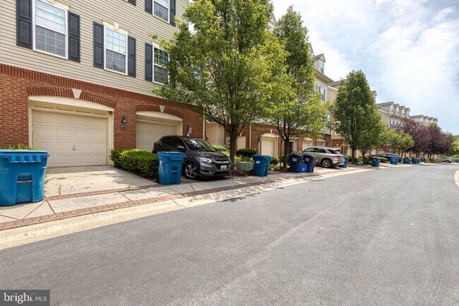 Building Photo - Welcome to Observation Drive! This lovely 3bd 2.5bth home is ready and waiting for you.