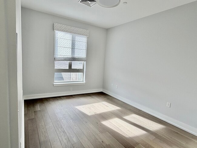 Building Photo - 65 Washington St