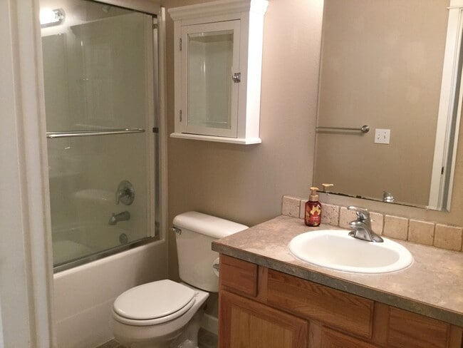 Building Photo - Comfort and Convenience in NE Albany