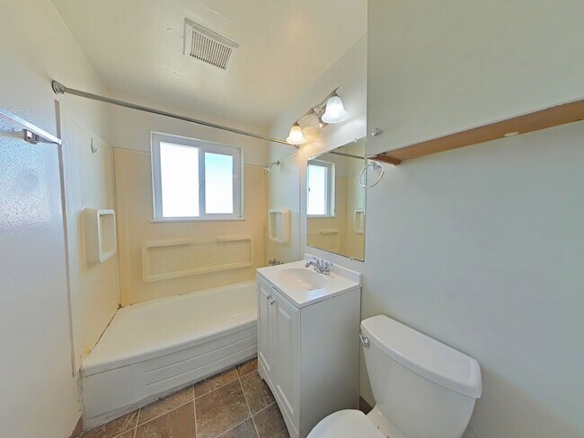 Building Photo - 2 Bedroom Apartment ~ Philomath ~ Small Pe...