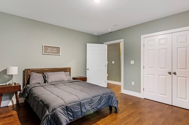 Building Photo - 4 Bedroom in Waterbury, VT Available on 7/1 (Furnished + Utilities included)