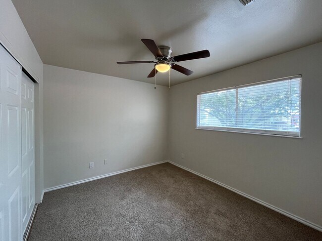 Building Photo - Two Story South Side Townhome