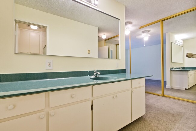 Building Photo - 1BD/1BA Refreshed Second Floor Condo! Loca...