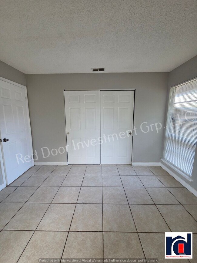 Building Photo - Spacious 2/2 quadplex