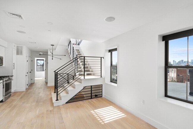 Building Photo - 631 Saratoga St