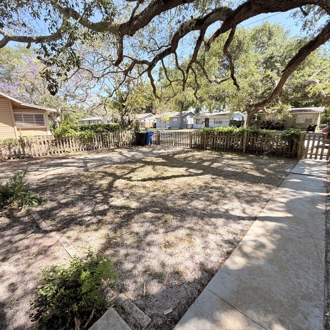 Building Photo - 2245 17th Ave S