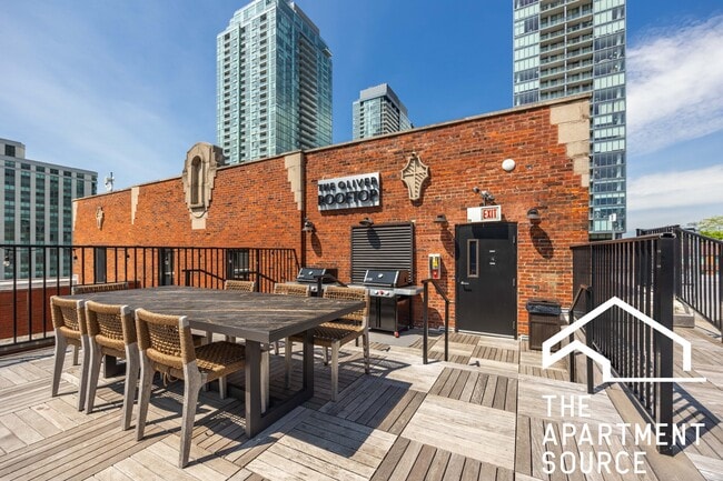 Building Photo - 1140 N La Salle Dr