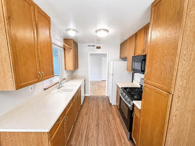 Building Photo - Bright & Spacious 3-Bedroom Home with Expansive Yard in Sacramento