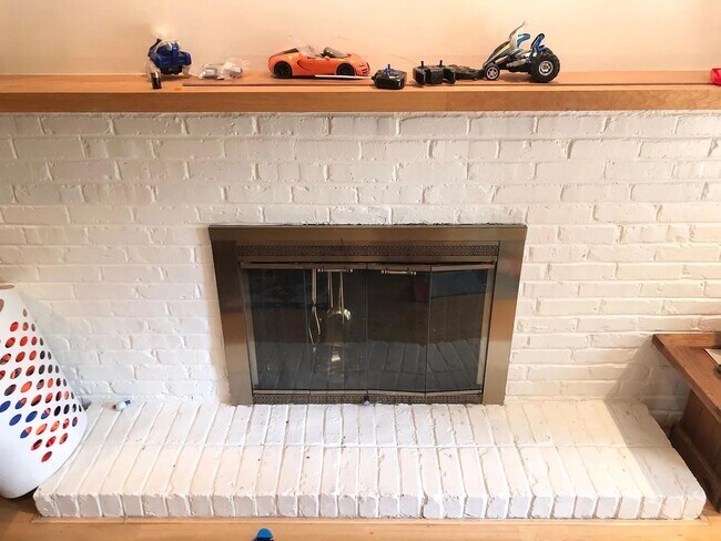 Building Photo - Regency Estates 5 BR 3 BA