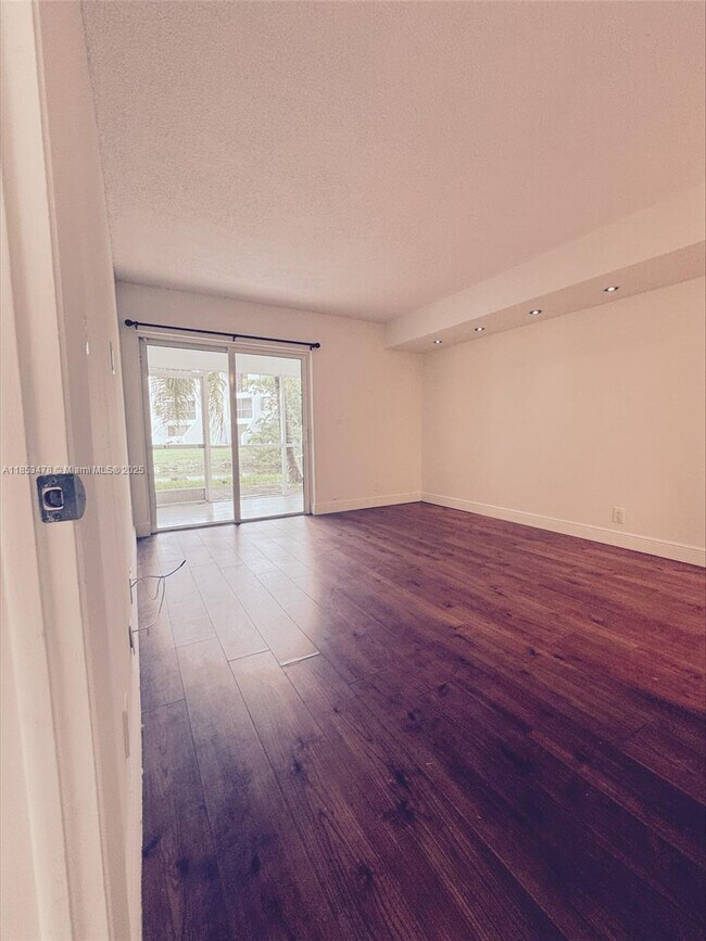 Building Photo - 100 Lakeview Dr